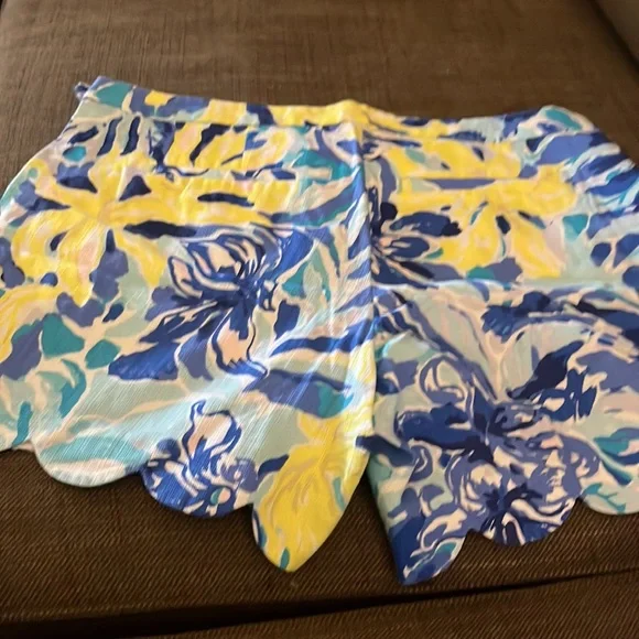 Lilly Pulitzer Blue and Yellow Patterned Women Shorts - Picture 2 of 3